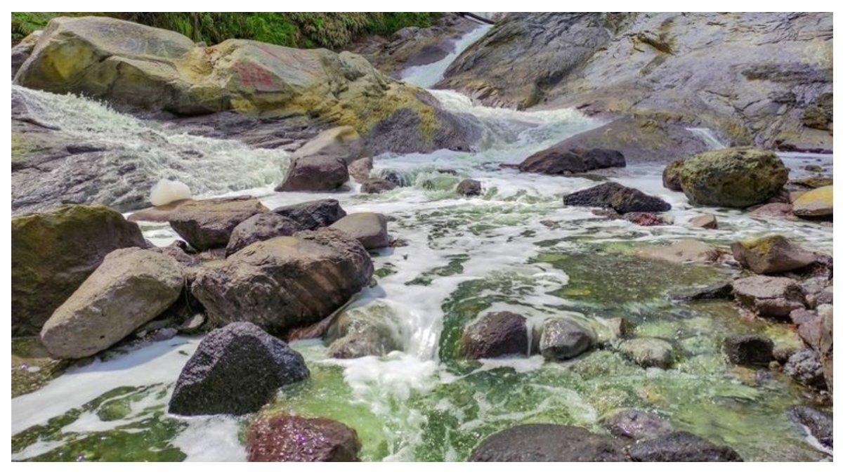 Warna air di Air Terjun Kalipait yang tampak hijau