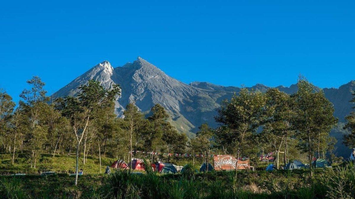 OBYEK WISATA KLATEN: Pemandangan indah di Ekowisata Kalitalang, Klaten, dengan latar belakang megah Gunung Merapi