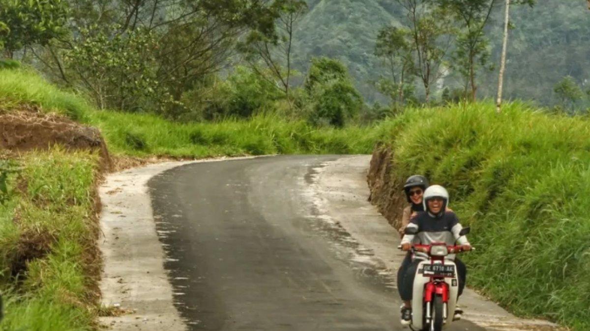 OBYEK WISATA KLATEN: Akses jalan menuju Ekowisata Kalitalang, yang berupa jalur aspal dengan medan menanjak dan berliku