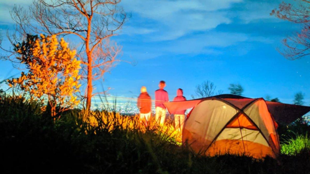 OBYEK WISATA KLATEN: Suasana malam di area camping Ekowisata Kalitalang Klaten. Berkemah di Kalitalang memberikan kesempatan bagi wisatawan untuk merasakan ketenangan malam di kaki Gunung Merapi, dengan langit yang cerah dan udara sejuk khas pegunungan