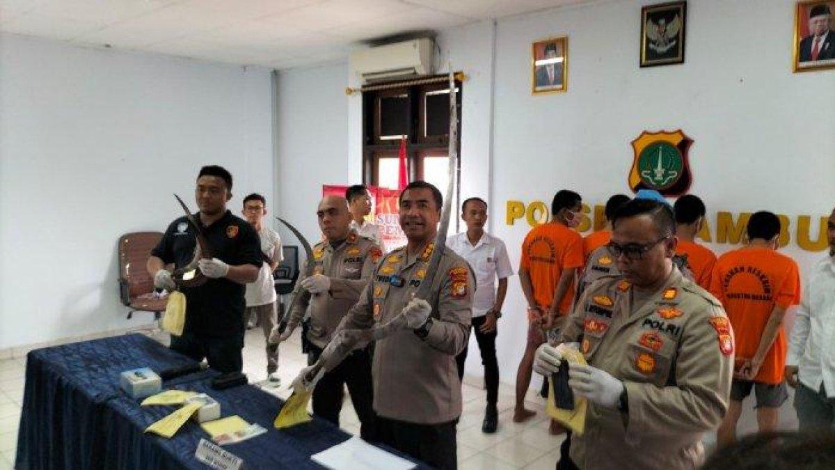 Kapolres Metro Bekasi Kombes Polisi Twedi (kedua dari kanan) saat menunjukkan barang bukti yang didapat dari ungkap kasus di Tambun Selatan.