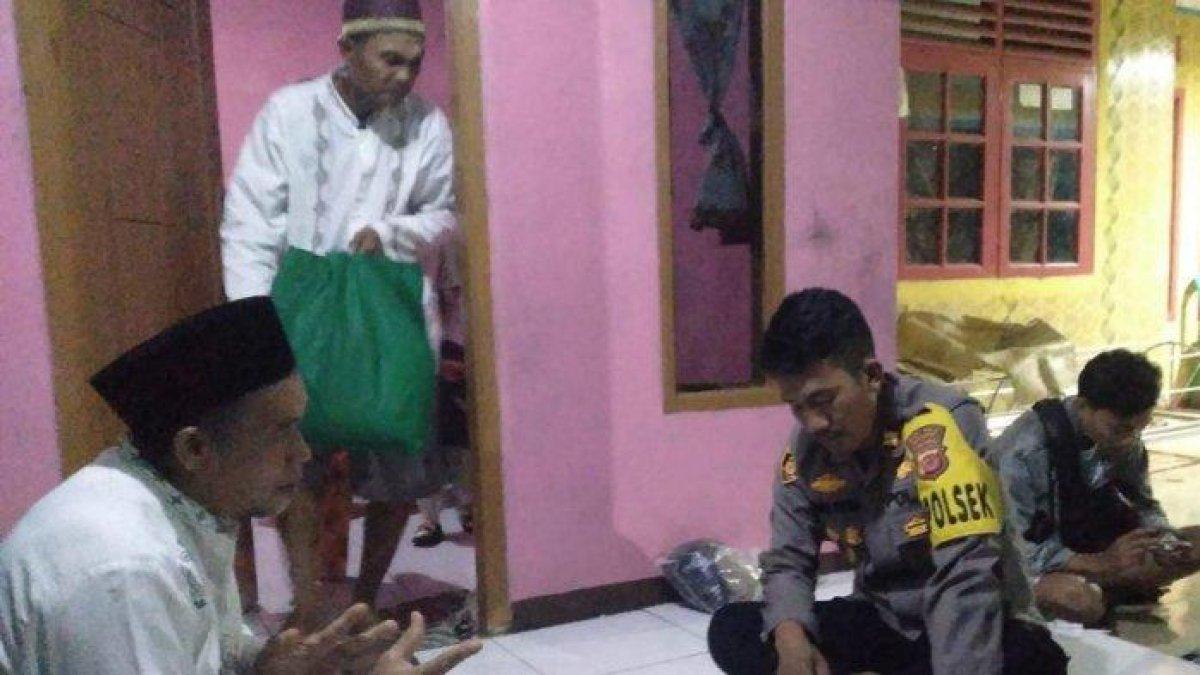 Kapolsek Nagrak Iptu Teguh berada di rumah keluarga MA