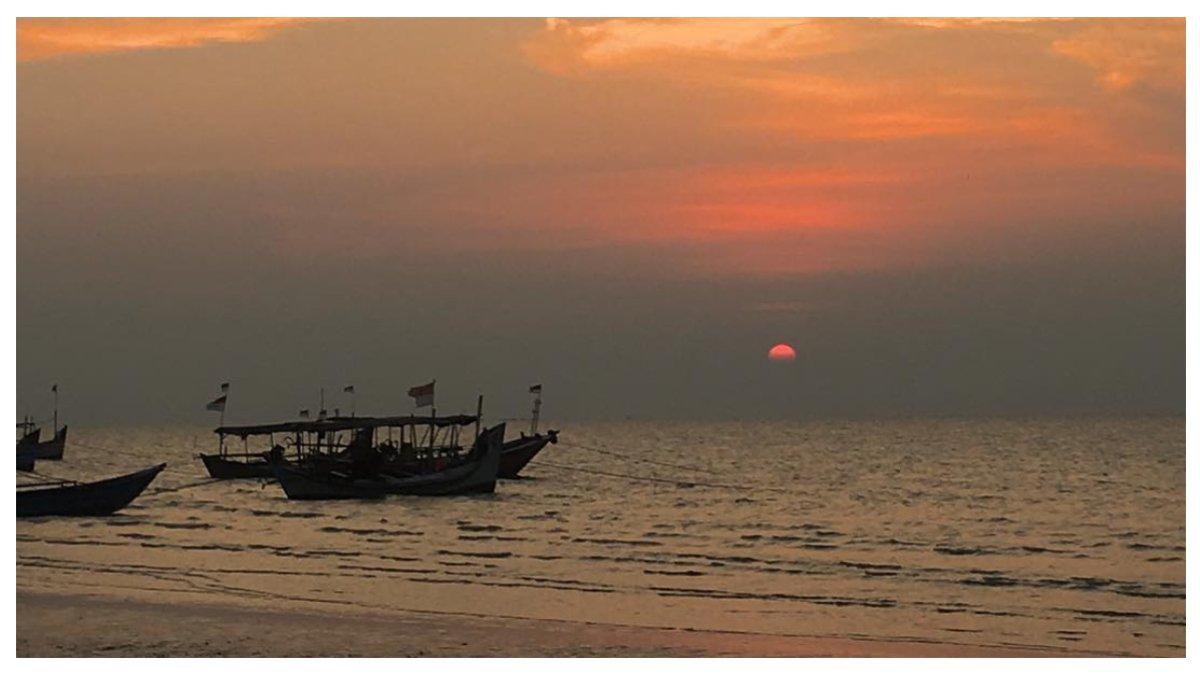 Pemandangan sunset di Pantai Karangjahe