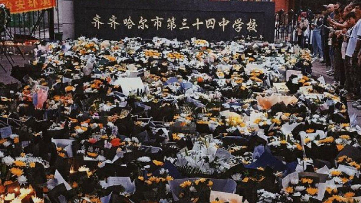 Karangan bunga atas insiden ambruknya gedung sekolah di China.