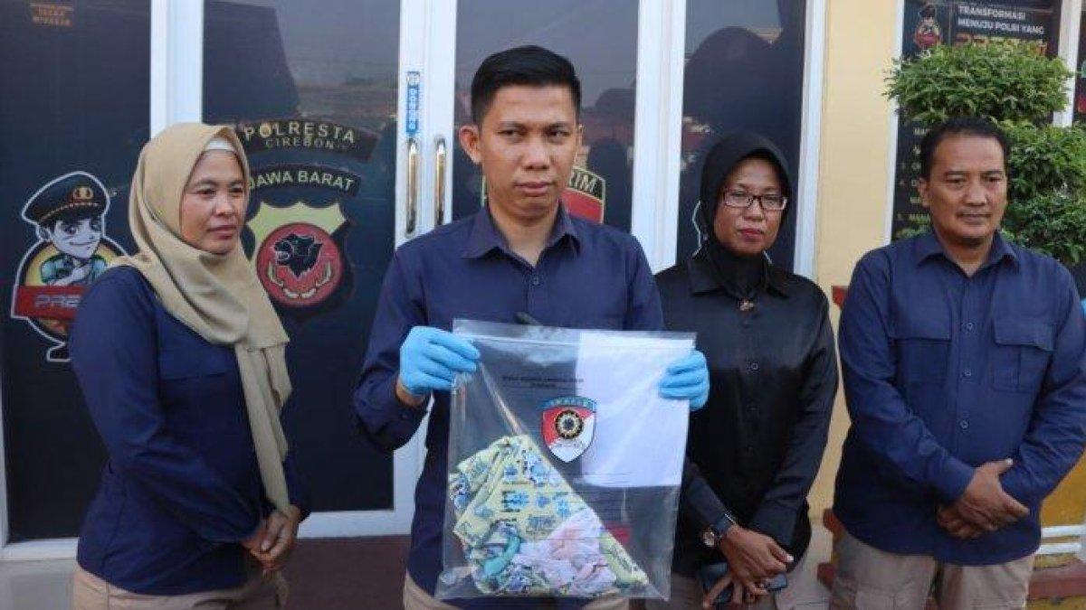 Kasat Reskrim Polresta Cirebon, Kompol Anton (kedua kiri), beserta jajarannya saat menunjukan sejumlah barang bukti dalam konferensi pers di Mapolresta Cirebon, Jalan R Dewi Sartika, Kecamatan Sumber, Kabupaten Cirebon, Kamis (20/7/2023).
