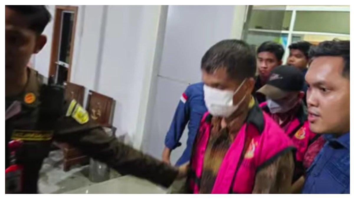 KASUS KORUPSI BOS - Kepala Sekolah SMP Negeri hanya melibatkan bendahara sekolah selama 4 tahun. Kini merugikan negara hingga lebih dari Rp1 miliar.