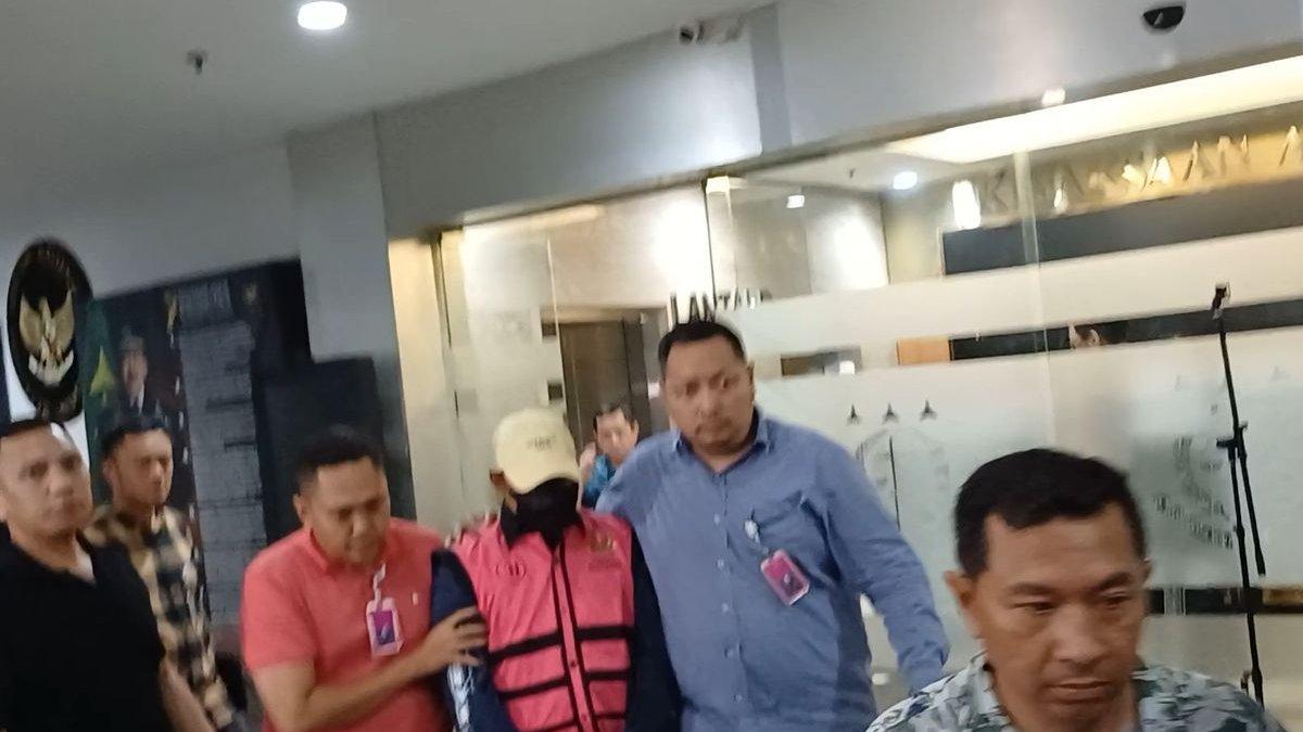 KASUS KORUPSI - Kejaksaan Agung menetapkan dua hakim Pengadilan Negeri Jakarta Pusat dan satu hakim Pengadilan Negeri Jakarta Selatan sebagai tersangka suap fasilitas ekspor crude palm oil (CPO) untuk tiga perusahaan besar pada Minggu (13/4/2025).
