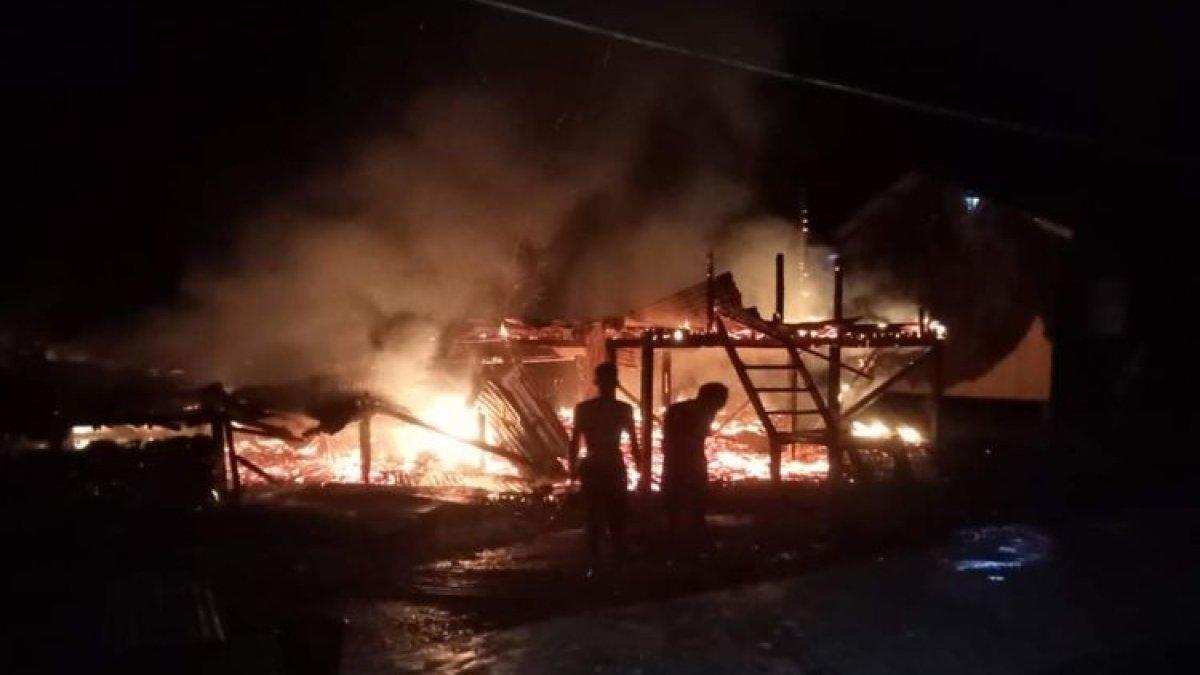 Kebakaran di desa pedalaman RI Malaysia, di Lumbis Ogong, Nunukan Kaltara. Diduga akibat kayu bakar belum sepenuhnya padam, sebuah rumah dan gedung Posyandu ludes terbakar.