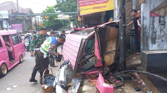 Kondisi angkot yang hancur dan terguling dihajar Xpander maut warna silver yang dikemudikan EH di jalan RA Kosasih setelah keluar dari kompleks Perumahan Pesona Cibeureum, Kota Sukabumi, Kamis pagi (22/9/2022). Kecelakaan maut ini menyebabkan 3 orang tewas.