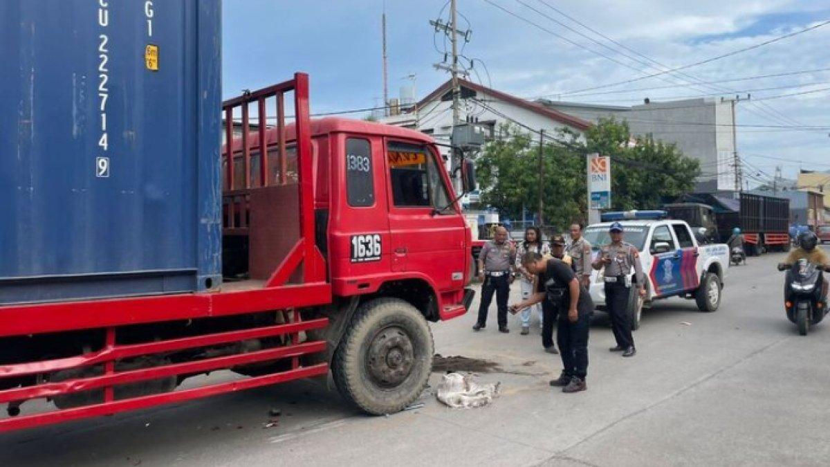 Kecelakaan maut truk kontainer tabrak pemotor hingga tewas