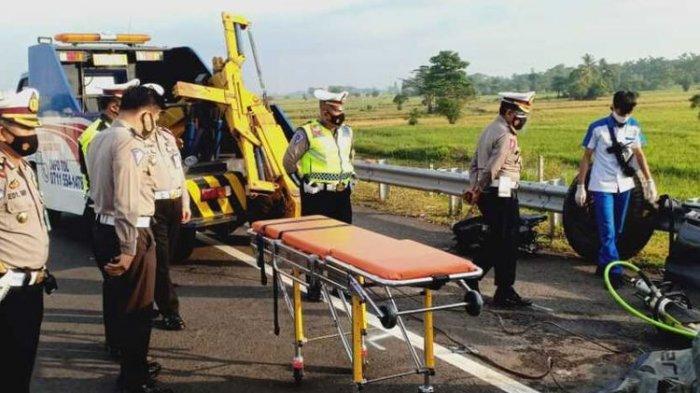Foto suasana di lokasi kejadian kecelakaan di tol ruas Kayuagung-Palembang yang menewaskan empat orang Rabu (21/10/2020) pagi pukul 04. 30 WIB.
