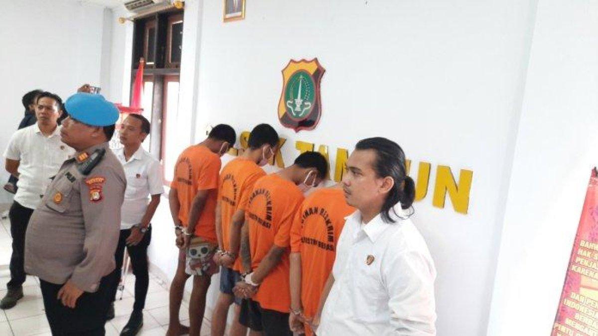 Keempat tersangka diamankan di Polsek Tambun Polres Metro Bekasi, Senin (24/7/2023).