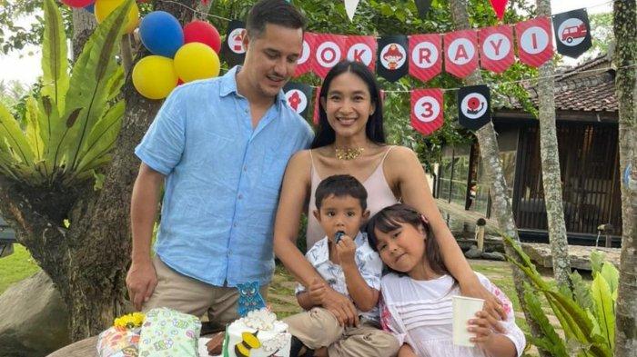 Kehangatan Happy Salma bersama keluarga.