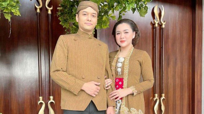 Kehangatan Vicky Shu bersama sang suami tercinta.