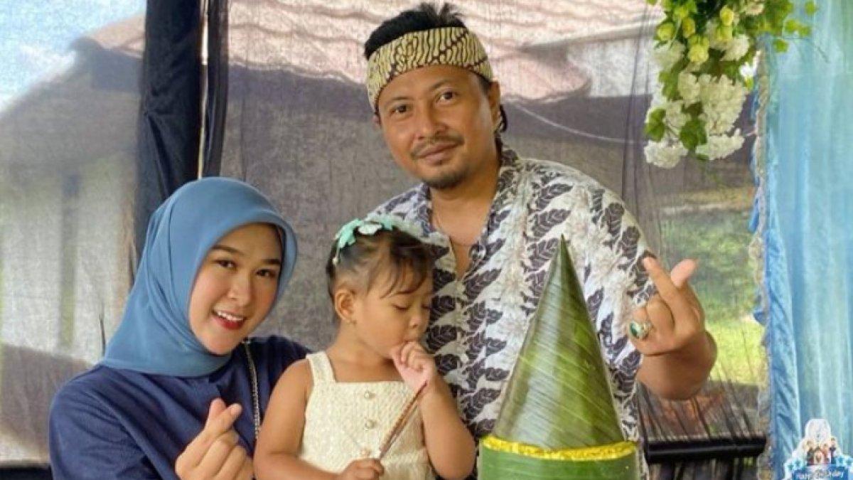 Kehidupan Candra Permana dengan keluarga barunya.