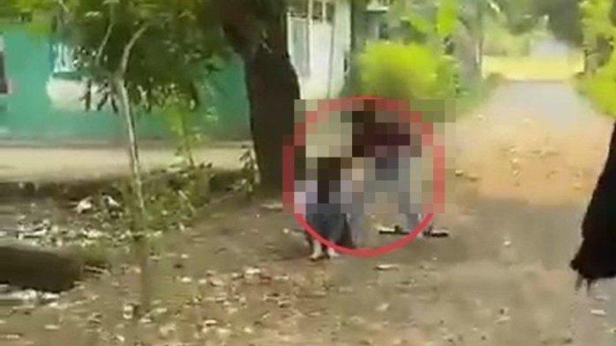 Tangkapan layar kekerasan terhadap sesama remaja perempuan yang viral di berbagai grup WhatsApp di Cirebon, Jumat (11/11/2023).