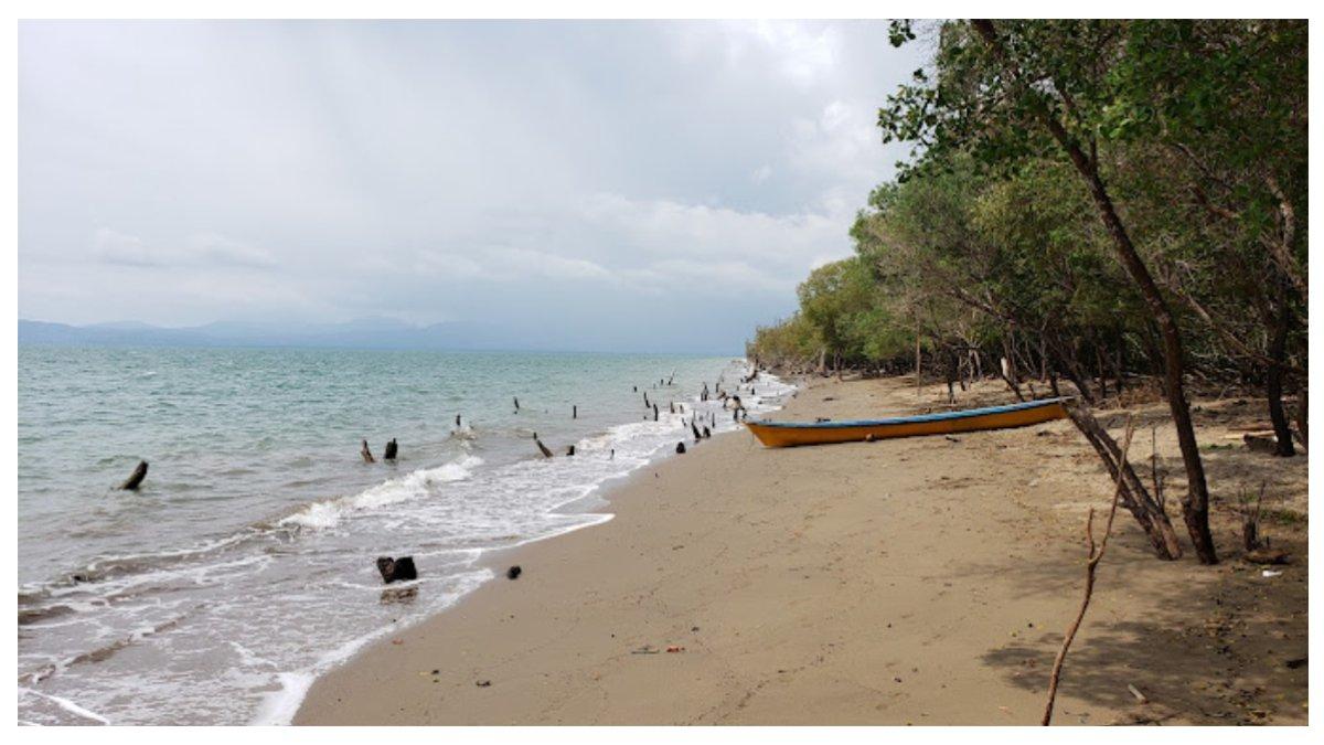 Suasana sekitar Pantai Kelapa Tinggi