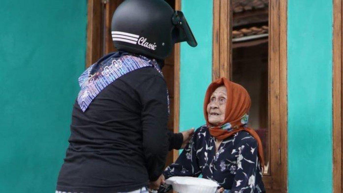 Kementerian Sosial (Kemensos) menyalurkan bantuan sosial (bansos) Permakanan. Bantuan ini diberikan kepada para lansia.