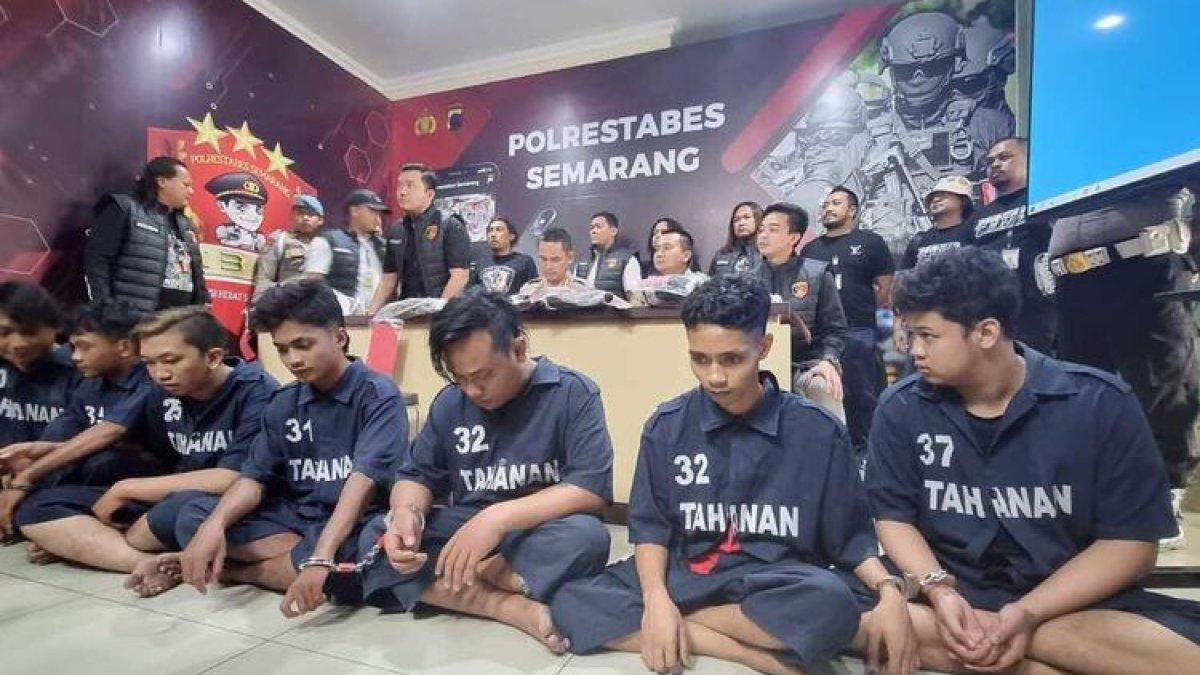 Ketujuh pelaku yang penyerangan yakni Abdul Muis alias Boces (23), Nicko Jaisy Maisa alias Bagas (24), Luluk Arfian alias Rovan (19), Andre William (20) Muhammad Abdul Aziz (22), Saiq Fazal alias Bongo (27), Ahmad Satrio (19) menghadiri konferensi pers di Polrestabes Semarang, Selasa (25/7/2023).