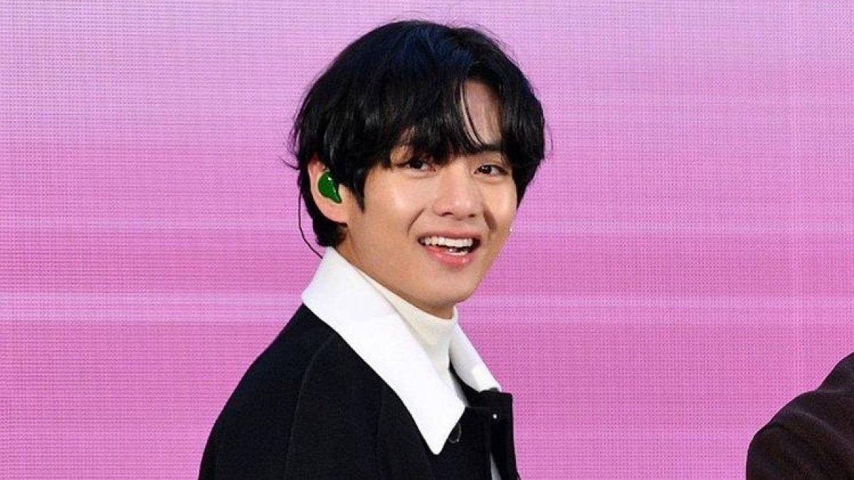 Kim Taehyung atau V tampil bersama grupnya BTS di program Today Show di Rockefeller Plaza, New York City. pada 21 Februari 2022. V BTS memecahkan rekor dunia dengan menjadi orang tercepat yang mendapatkan 50 juta followers Instagram, yakni dalam waktu 8 bulan 14 hari.