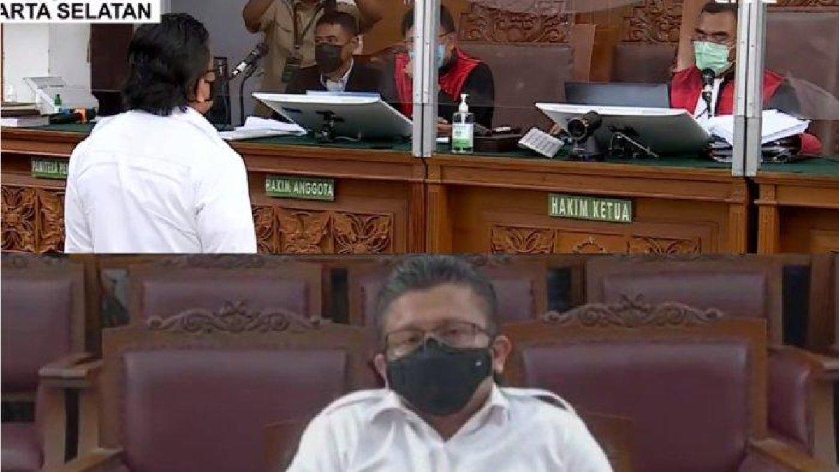 Ferdy Sambo, terdakwa kasus pembunuhan berencana Nofriansyah Yosua Hutabarat alias Brigadir J, tampak berdiri dan terduduk lemas saat ketua majelis hakim Wahyu Iman Santoso membacakan amar putusan di di Pengadilan Negeri Jakarta Selatan, Senin (13/2/2023). 
