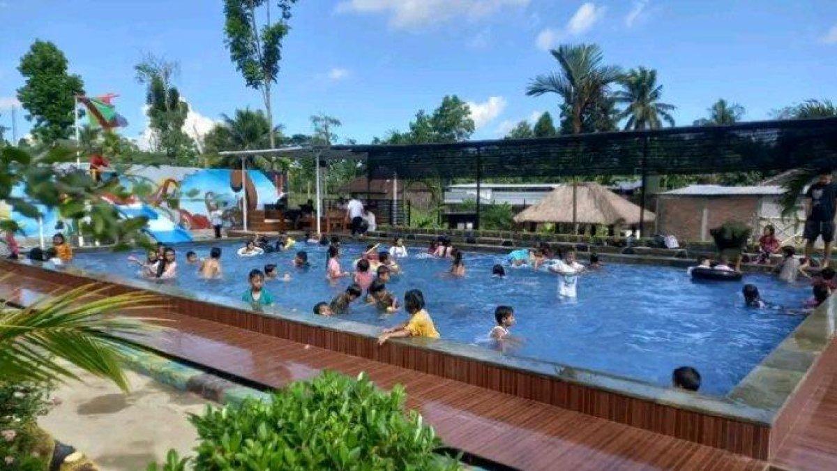 WISATA DI LOMBOK - Anak-anak tampak menikmati kolam renang Everlend Waterpark di Desa Rarang Kecamatan Terara, Kabupaten Lombok Timur.