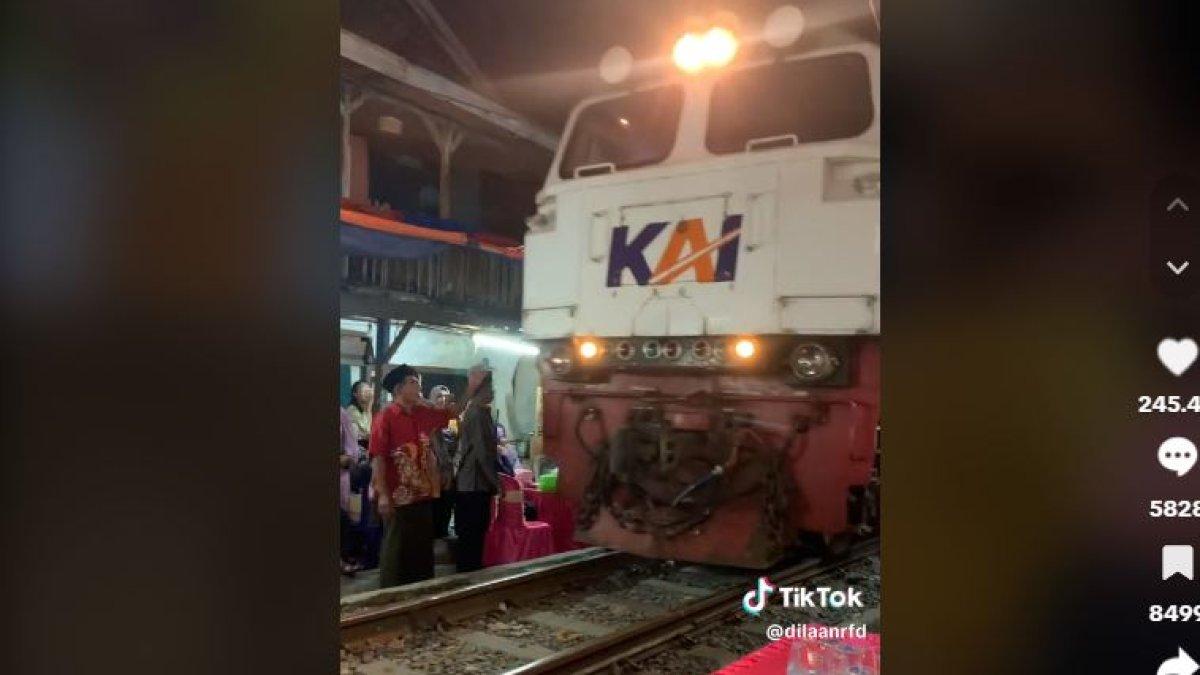 Kondangan di pinggir rel kereta, kl