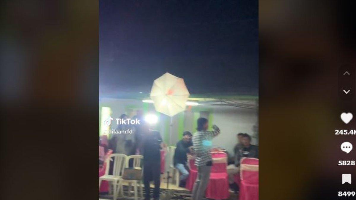 Kondangan di pinggir rel kereta