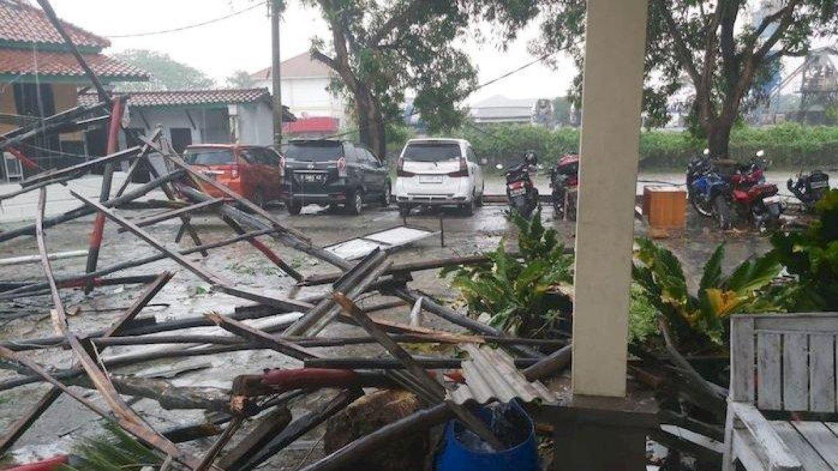 Kondisi di depan kantor Polsek Widasari, Indramayu, setelah diterjang angin puting