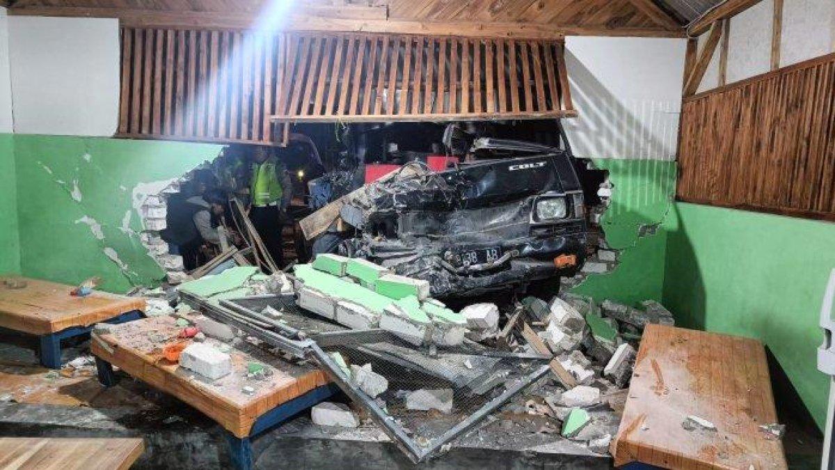 Kondisi rumah yang ditabrak pikap dalam insiden kecelakaan di Tuban.