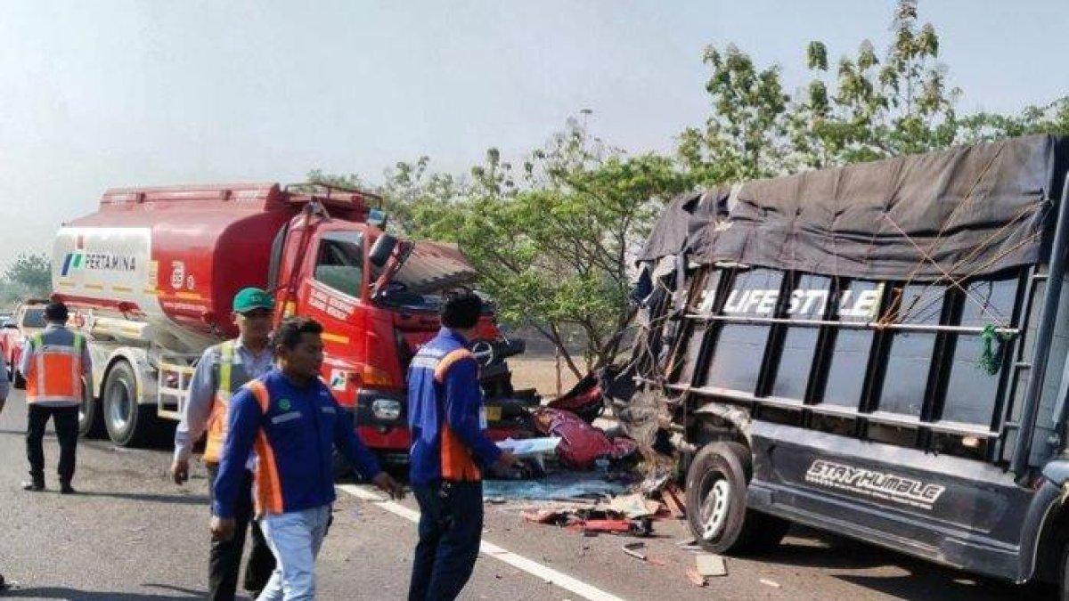 kondisi truk BBM yang ringsek parah di Tol Cipali pada Kamis, (28/9/2023)