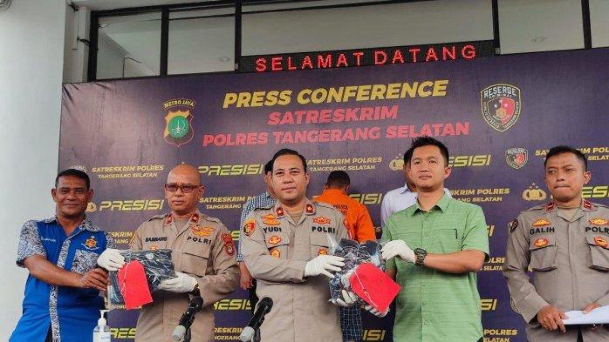 Kompol Yudi Permadi (tiga dari kiri), selaku Wakapolres Tangsel menyebutkan pelaku pembunuhan seorang WNA asal Nigeria, GO (39) yang tewas ditusuk di Apartemen Paragon akhirnya ditangkap di tempat persembunyian di Depok, Jawa Barat.