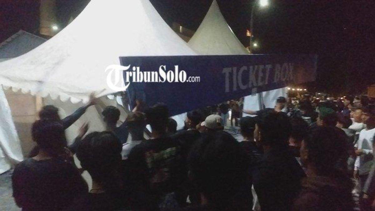 Konser musik berujung ricuh
