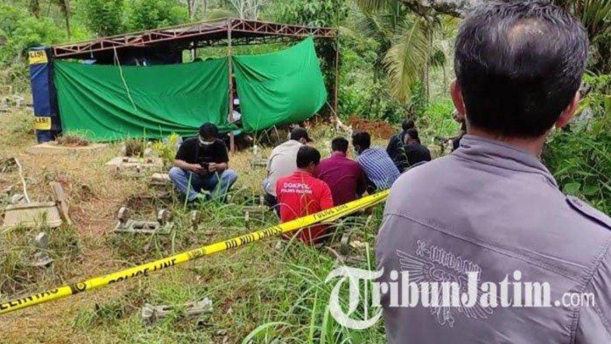 Satreskrim Polres Pacitan membongkar makam MR (14) karena muncul kecurigaan MR meninggal dunia dengan tidak lazim, Jumat (12/1/2024). MR meninggal usai minum kopi buatan ayahnya.