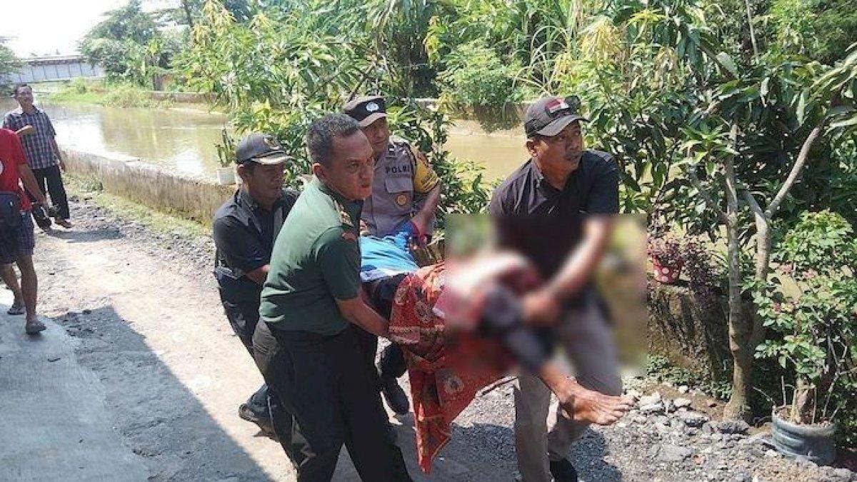 Korban saat dievakuasi petugas menuju rumah sakit di Jalur Hilir Km 178 + 1/2 Perlintasan Kereta Api di Indramayu, Selasa (11/7/2023).