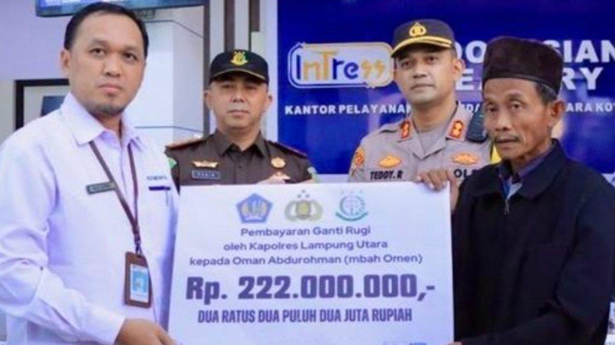 Oman (pakaian hitam) saat menerima uang ganti rugi atas kasus salah tangkap yang dialaminya, Senin (8/1/2024).