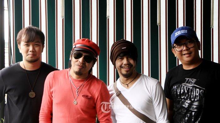 Grup band Radja yang beranggotakan Ian Kasela (vokal), Moldy (gitar), Seno (drum), dan Indra (bass) saat merilis single terbaru mereka yang berjudul 'Setia' di kawasan Arteri Pondok Indah, Jakarta Selatan, Jumat (18/3/2016).