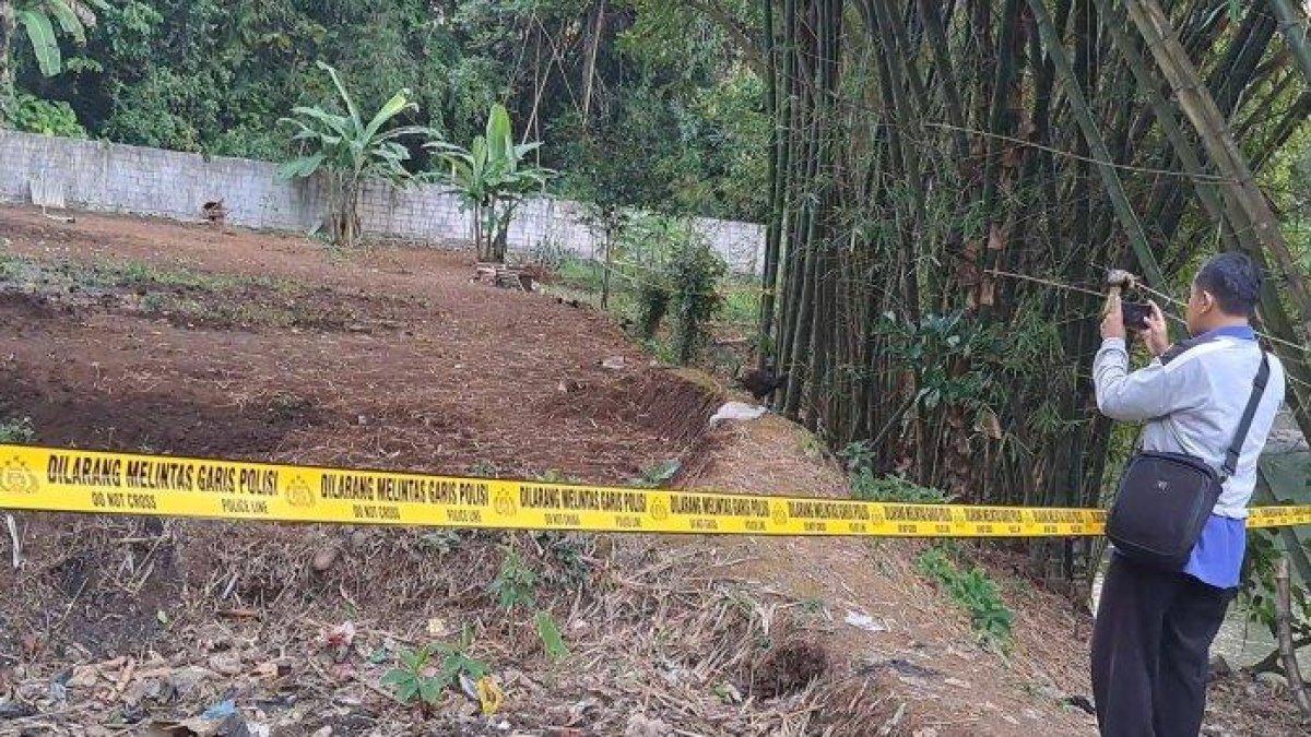 Lahan kosong lokasi penemuan kerangka bayi yang diduga korban aborsi berlokasi di Tanjung, Purwokerto, Banyumas, Jawa Tengah. Polisi masih menyelidiki kasus ini. Lahan kosong tersebut pernah ditempati seorang pria dan anak perempuannya.