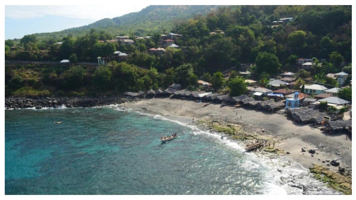 Desa Lamalera dilihat dari laut. Tampak rumah-rumah adat milik 12 suku di Lamalera dilengkapi dengan peledang (perahu) tradisional dan beberapa benda keramat di dalamnya