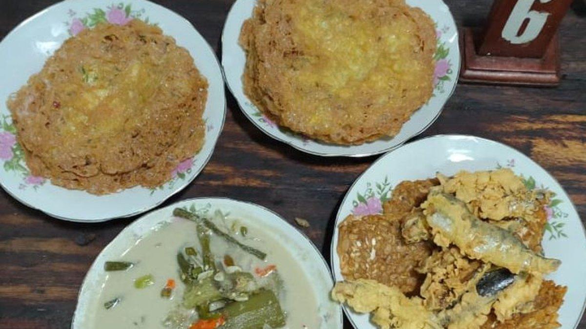 WISATA KULINER JOGJA - Hidangan makanan dan lauk pauk di Warung Kopi Klotok yaitu telur krispi, sayur lodeh, pindang goreng, tempe garit dan lainnya.