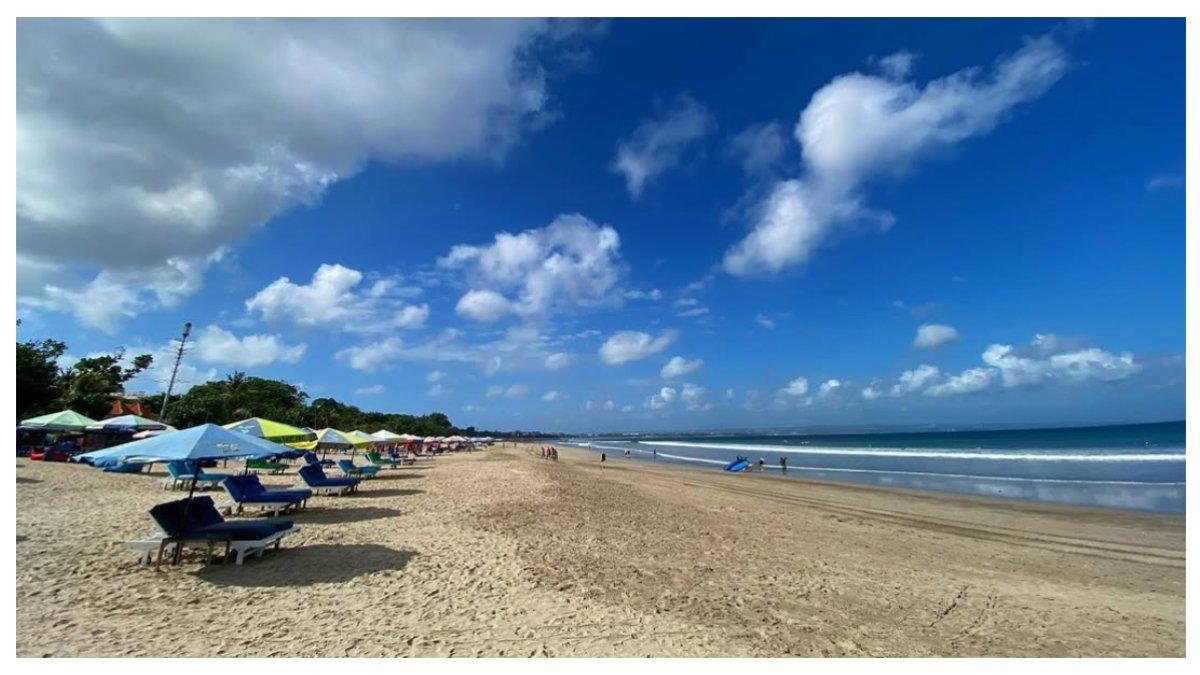 Pemandangan Pantai Legian