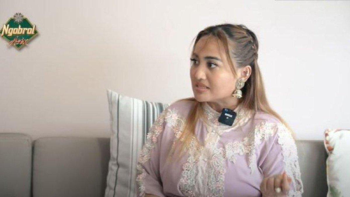 Lina Mukherjee akui sempat menjalin kasih dengan aki-aki asal India