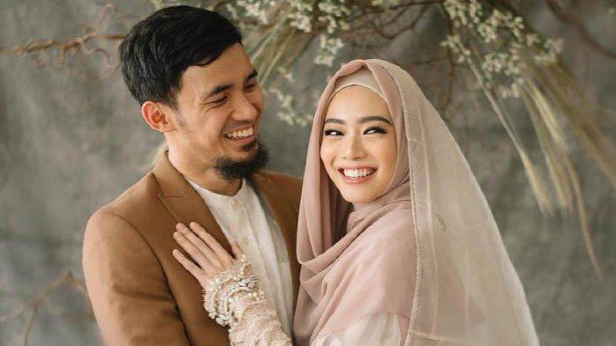 SOSOK LINDSWELL KWOK - Lindswelle Kwok memutuskan memeluk agama Islam atau mualaf. Ia juga menikah dengan Achmad Hulaefi.