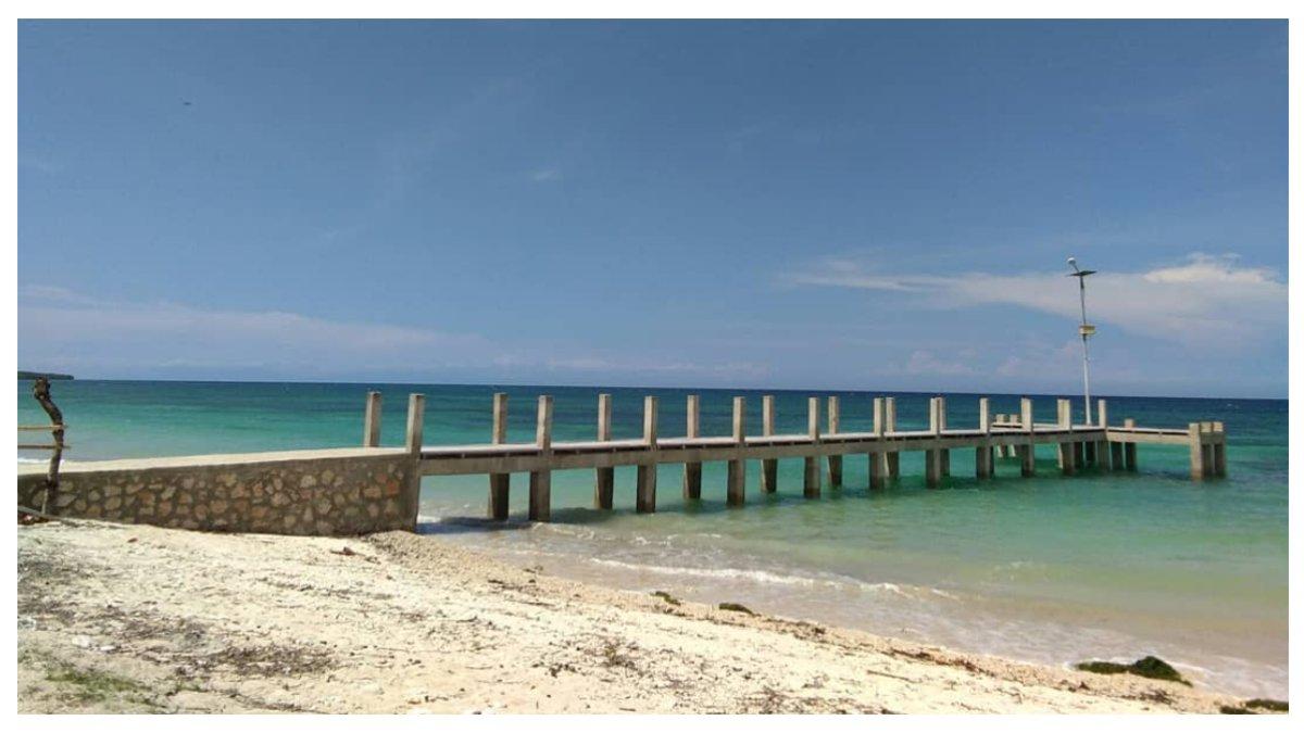 Suasana di sekitar Pantai Londa Lima