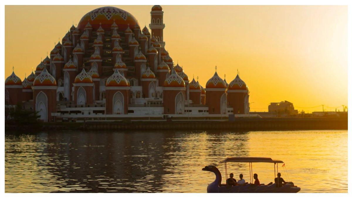 Pemandangan di Pantai Losari saat matahari terbenam