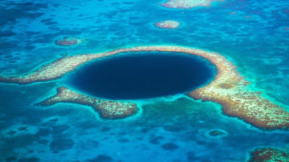 Lubang biru ini terus melebar seiring waktu yang menimbulkan kekhawatiran.