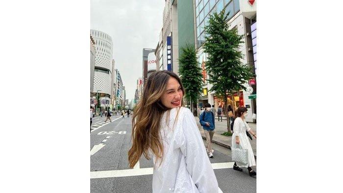 Luna Maya saat berada di Jepang.