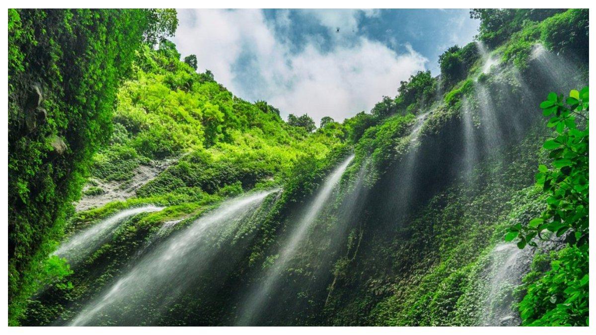 Tampak tebing-tebing tinggi mengeliling Air Terjun Madakaripura