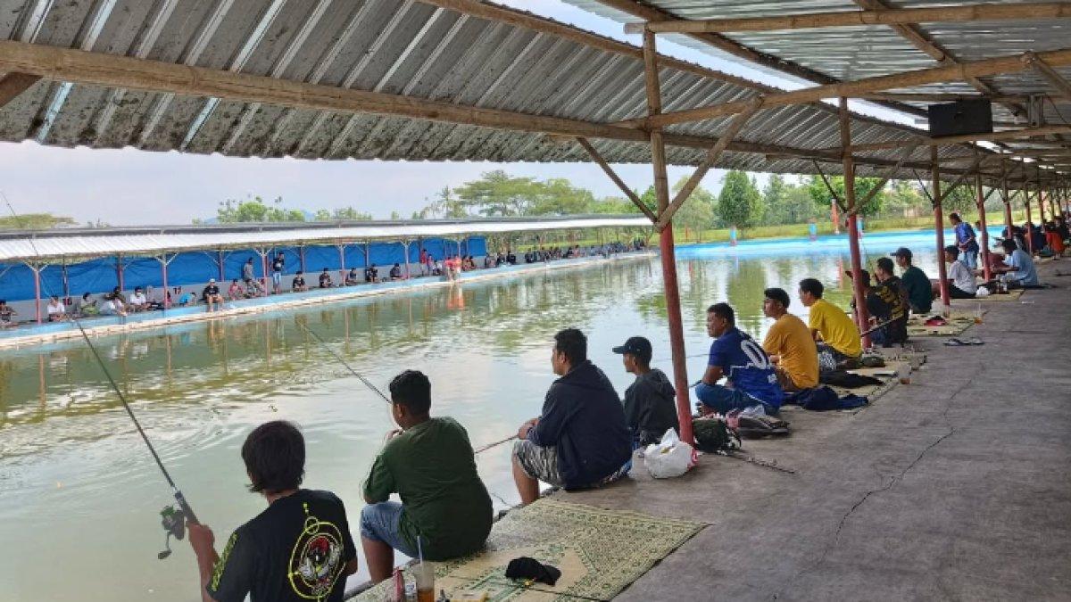 OBYEK WISATA KLATEN: Suasana mancing di Tirto Mili