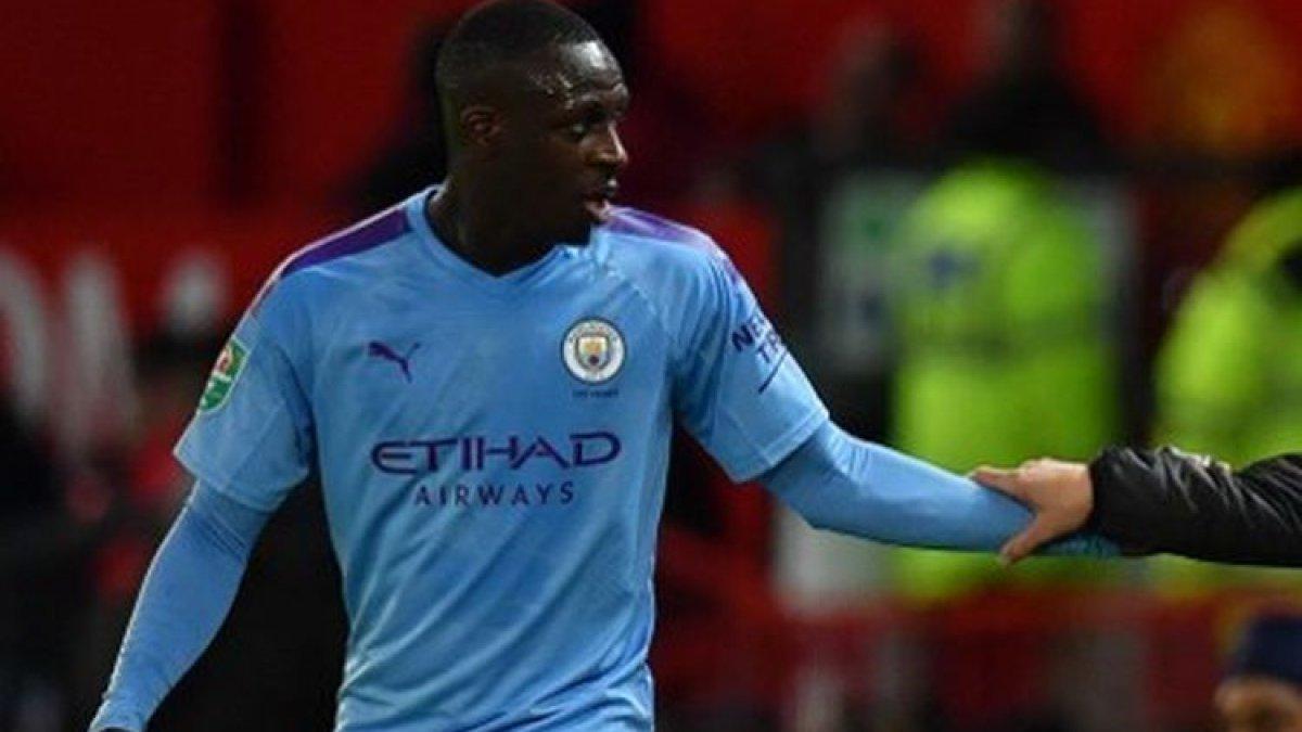 Bek sayap dan pelatih Manchester City, Benjamin Mendy dan Pep Guardiola. Terkini, Benjamin Mendy lolos dari dakwaan pemerkosaan.
